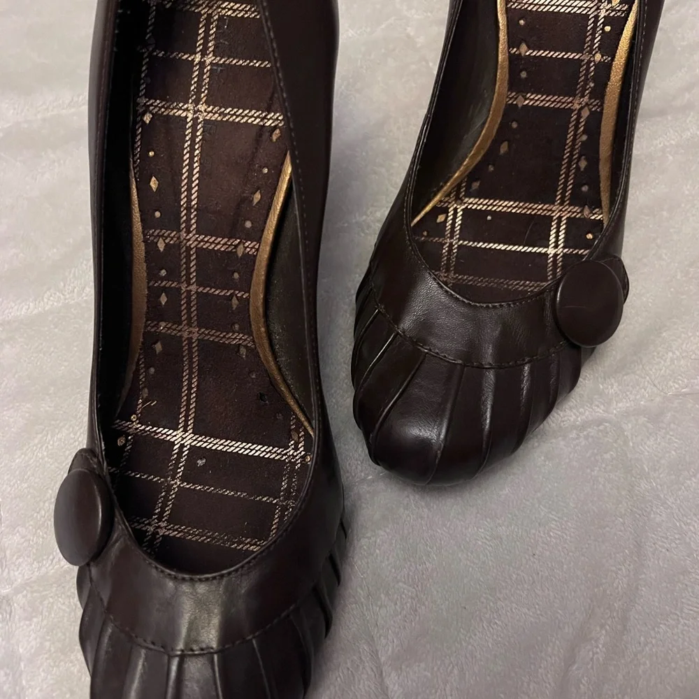 Brown leather BCBG heels with button detail, excellent condition. Size 8.5 - Picture 6 of 7
